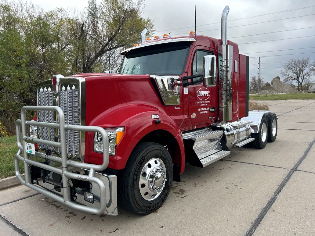 Customer commercial truck on the road - Fleet leasing solutions by Brown NationaLease